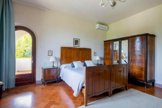 Tuscany holiday villa rental bedroom.jpg